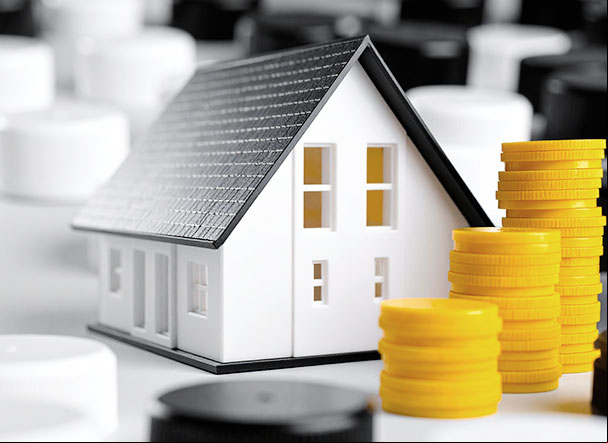 casa em preto e branco e moedas amarelas em pilha
