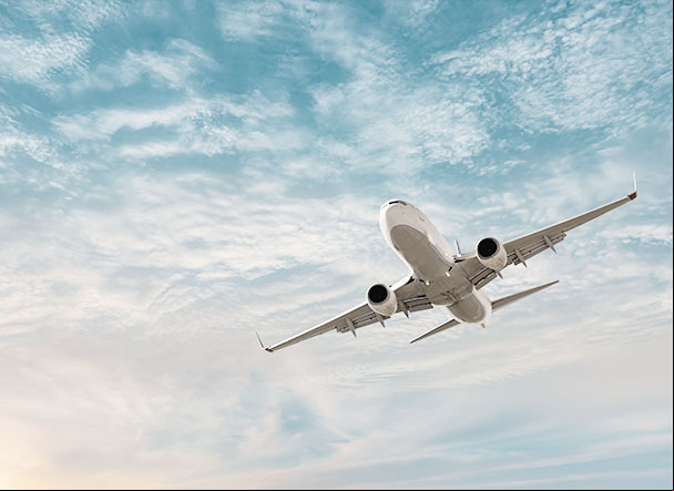 Imagem inferior de avião em decolagem