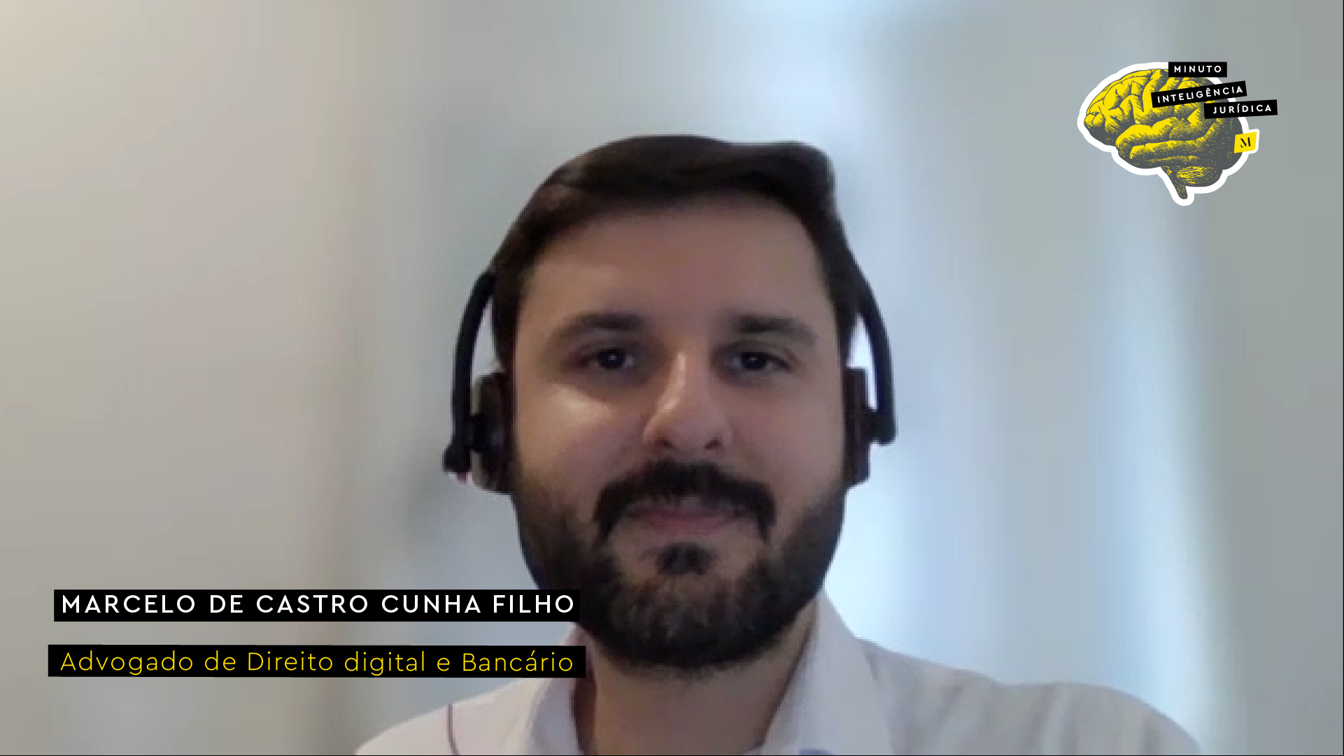 Homem com cabelo preto e barba usando camisa branca e fone headset preto com fio vermelho. No canto inferior esquerdo, faixa preta com frase nas cores branco e amarelo escrito: Marcelo de Castro Cunha Filho, advogado de Direito digital e Bancário. No canto superior direito, imagem ilustrativa de cérebro amarelo com faixa de texto escrito: Minuto Inteligência Jurídica