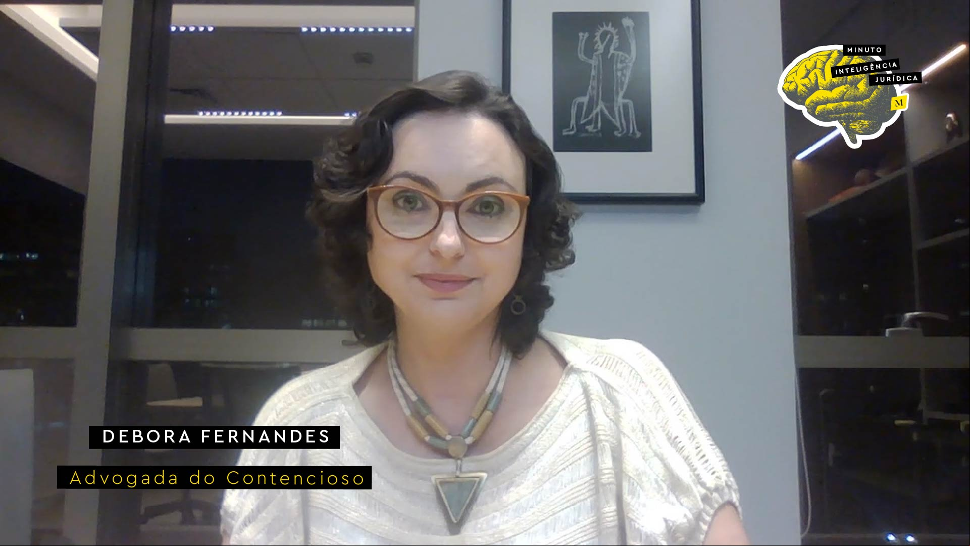 Mulher branca com cabelo preto na altura do ombro, usando camisa branca e com colar e óculos de grau como órios. No canto inferior esquerdo, faixa preta com frase nas cores branco e amarelo escrito: Debora Fernandes, Advogada do Contencioso. No canto superior direito, imagem ilustrativa de cérebro amarelo com faixa de texto escrito: Minuto Inteligência Jurídica