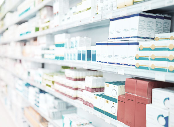 Prateleira de medicamentos em farmácia