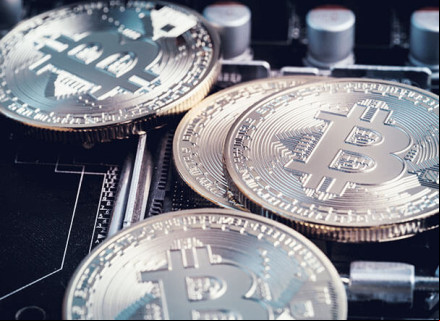 Imagem ilustrativa de moedas com o logo do bitcoin gravado