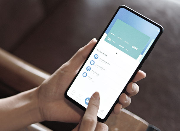 Ilustração de pessoa com celular na mão utiliando aplicativo do banco