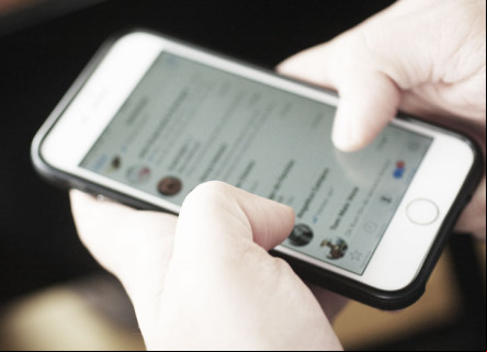visão superior de pessoa utilizando aplicativo de conversas em seu smartphone