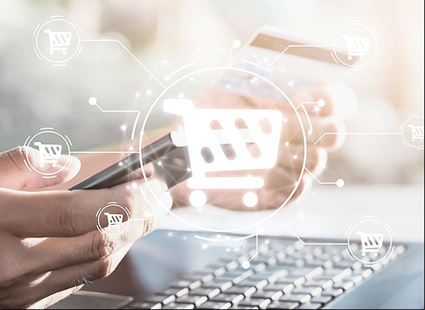 Recorte de pessoa segurando celular, com representações holográficas em destaque na imagem, representando um carrinho de compras online