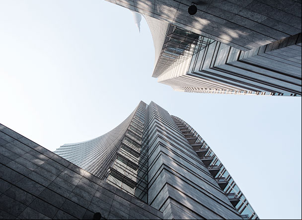 Visão inferior de dois edifícios, um de frente para o outro