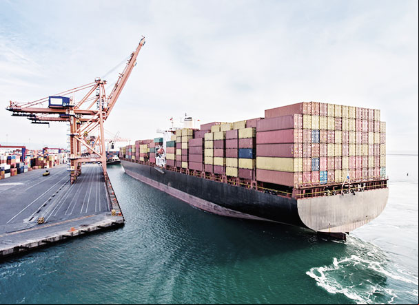 Navio cargeiro parado em porto