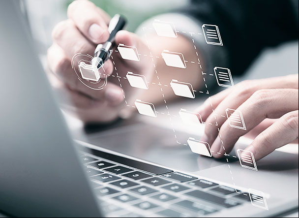 Mão de homem branco teclando em notebook e visualizando icones de documentos