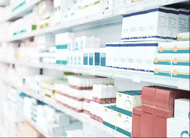 Prateleira de medicamentos em farmácia